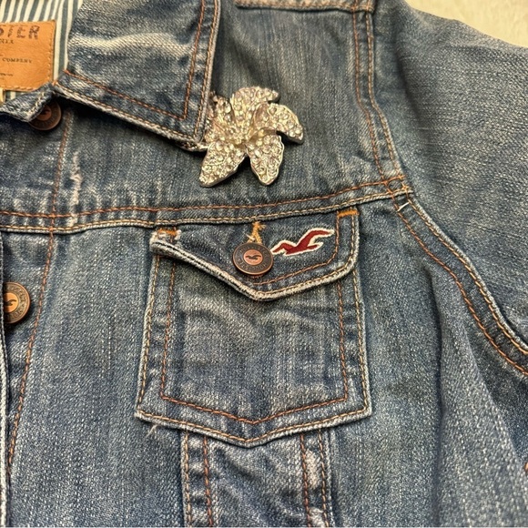 Hollister Denim  Blue Jean Jacket Size Large NWT Has a removable Brooch - Picture 6 of 16